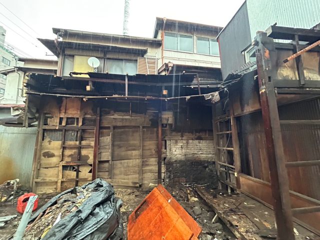 木造2階建て解体工事(神奈川県横浜市西区中央)工事中の様子です。